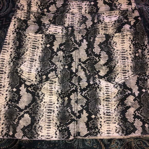 NWOT Snakeskin skirt juniors Sz 5 - Picture 2 of 3